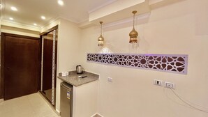 Nệm cao su hoạt tính (memory foam), minibar, màn/rèm cản sáng 
