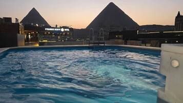 Una piscina al aire libre, guardavidas en la propiedad