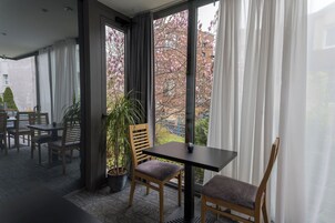 Desayuno completo diario (EUR 8 por persona)