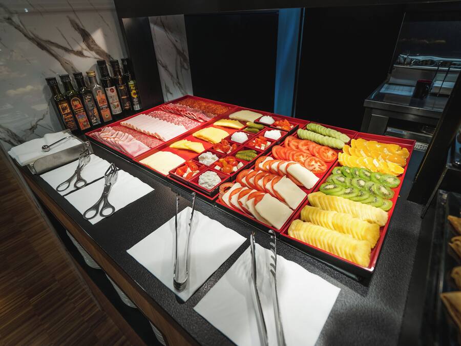 Un buffet proposant une variété de plats et d'accompagnements.