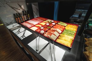 Tägliches großes Frühstück gegen Gebühr