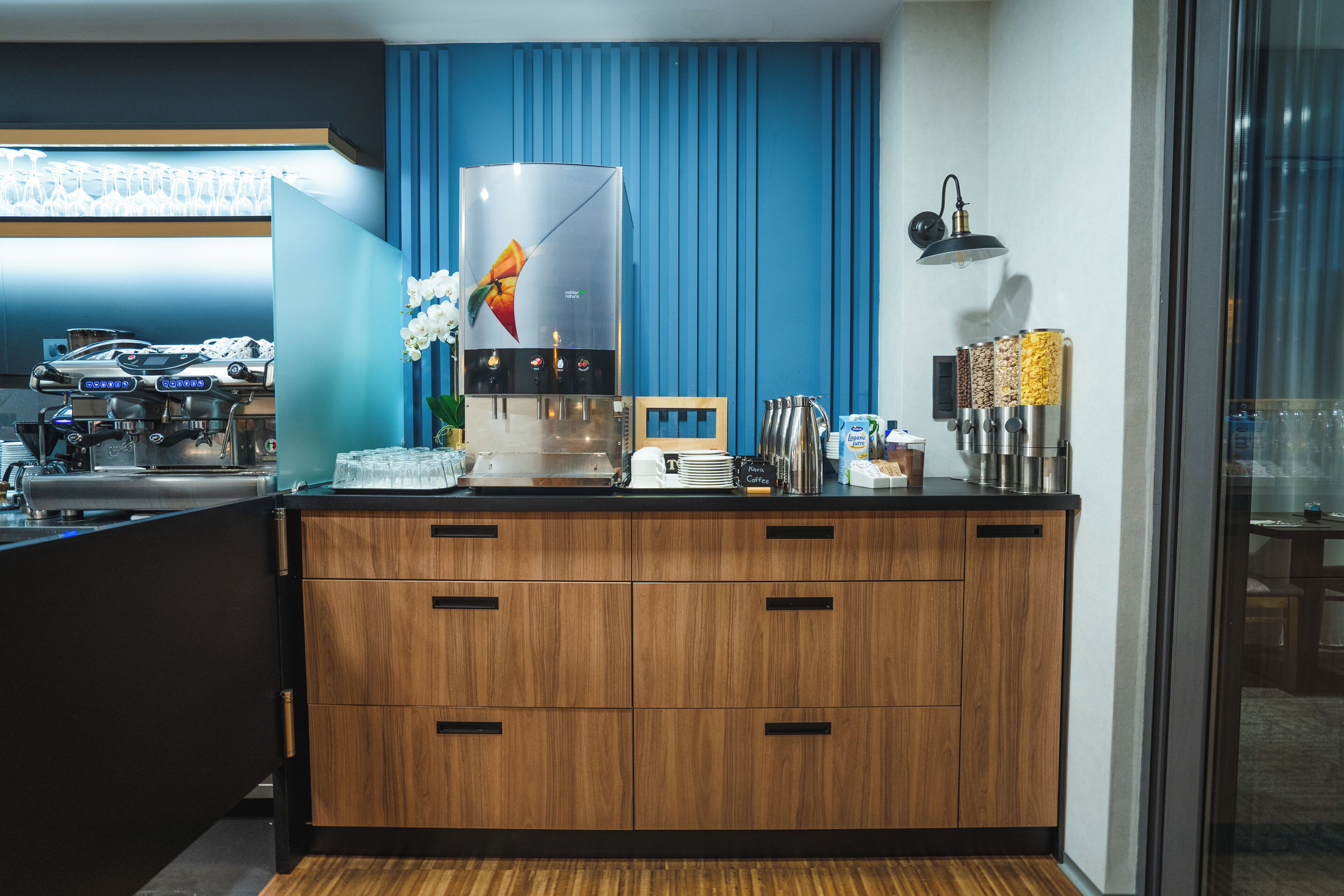 Una cocina moderna con cafetera, exhibición de frutas y estación para café.