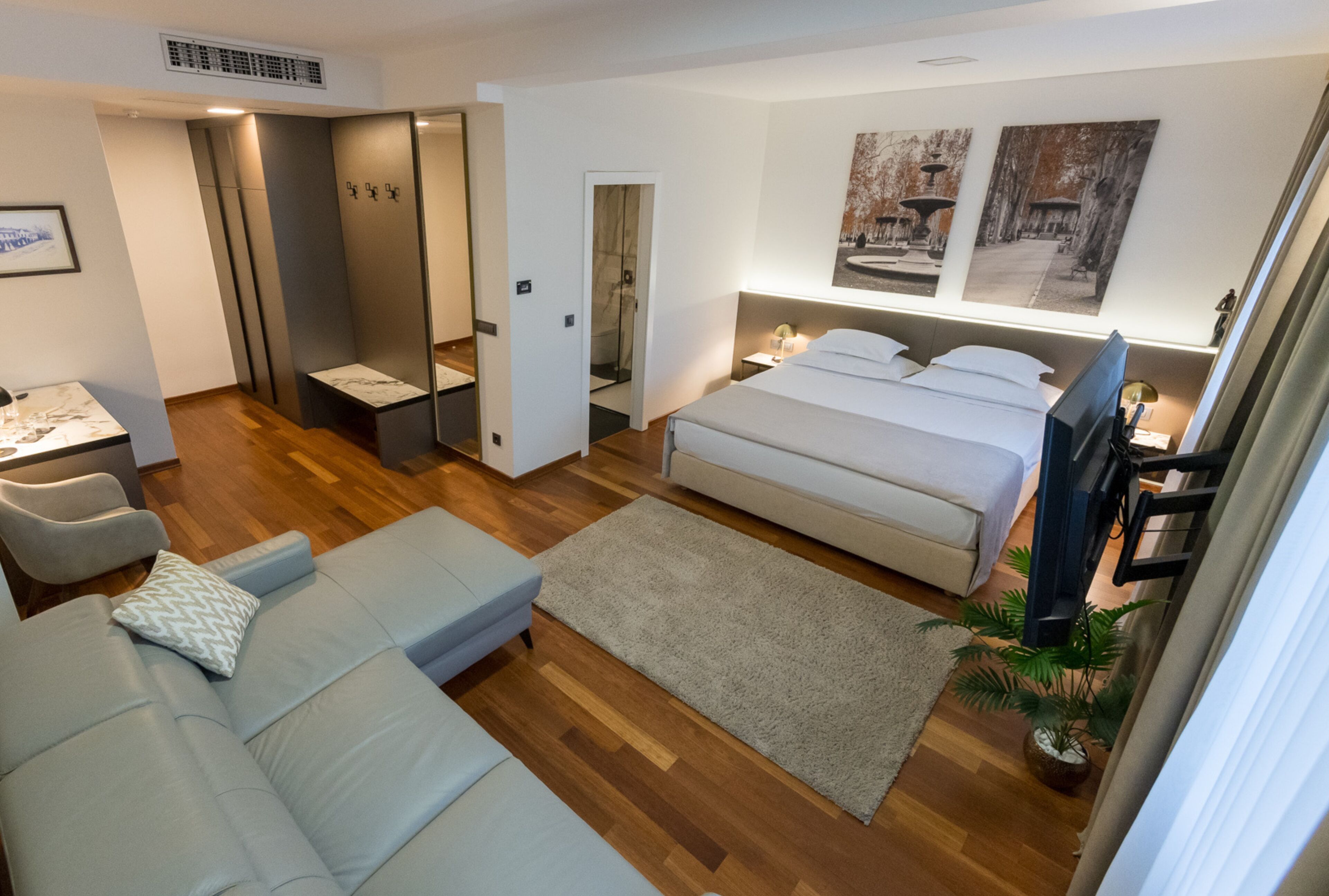 junior suite, 1 king bed with sofa bed | 1 bedroom, minibar, in-room safe, blackout curtains