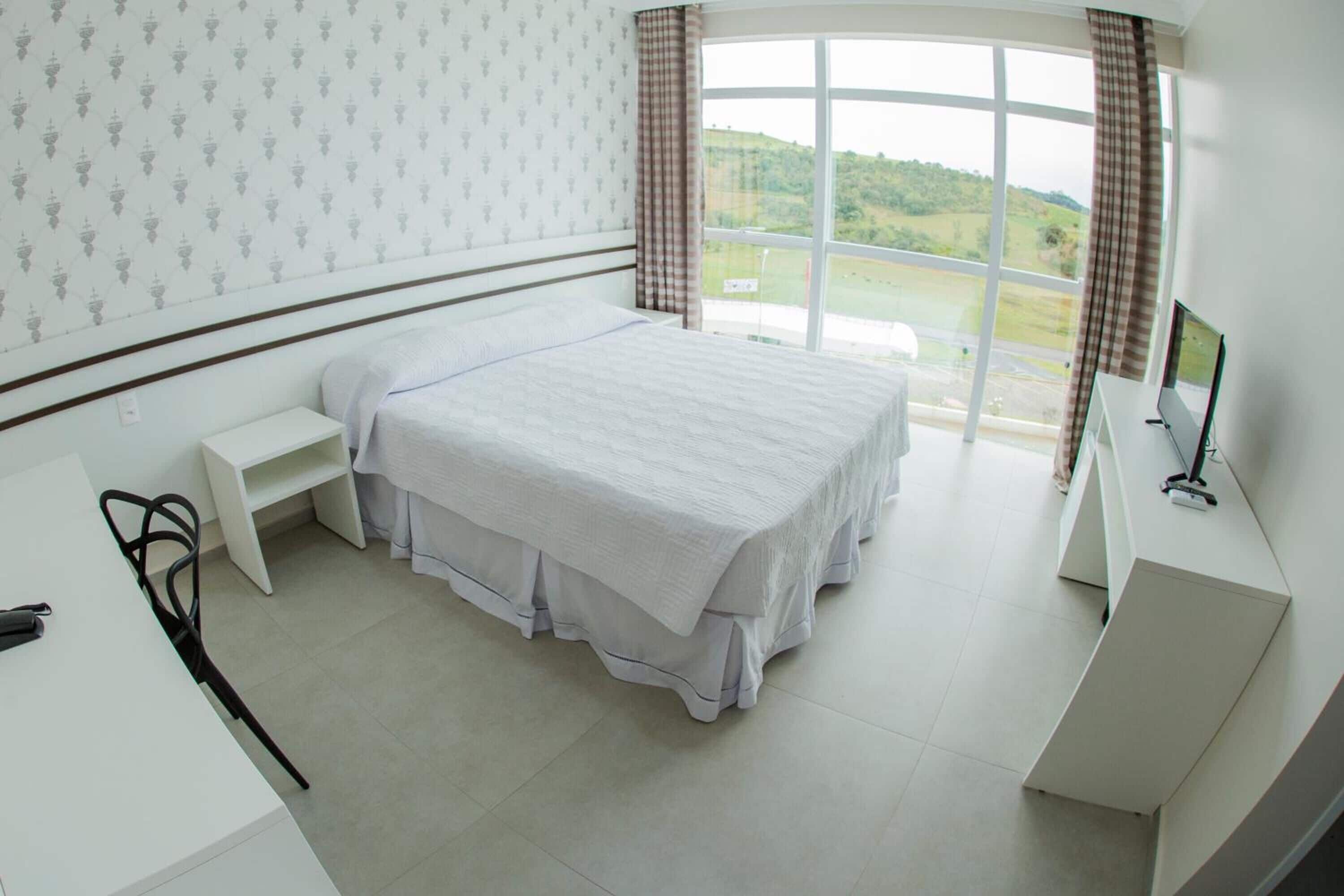 Frigobar, escrivaninha, quartos à prova de som