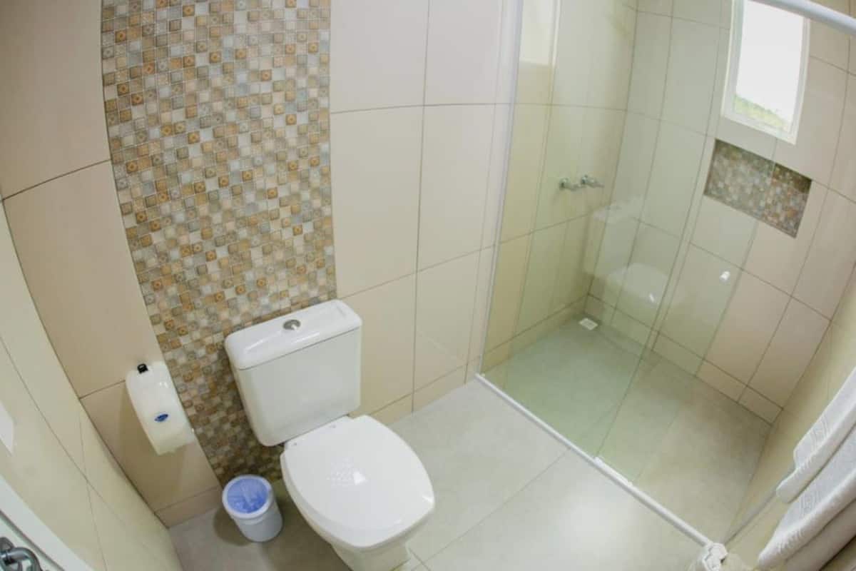 suite | bathroom | shower, free toiletries, hair dryer, towels