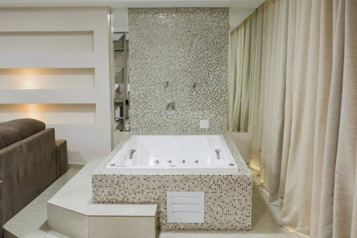 suite | jetted bathtub