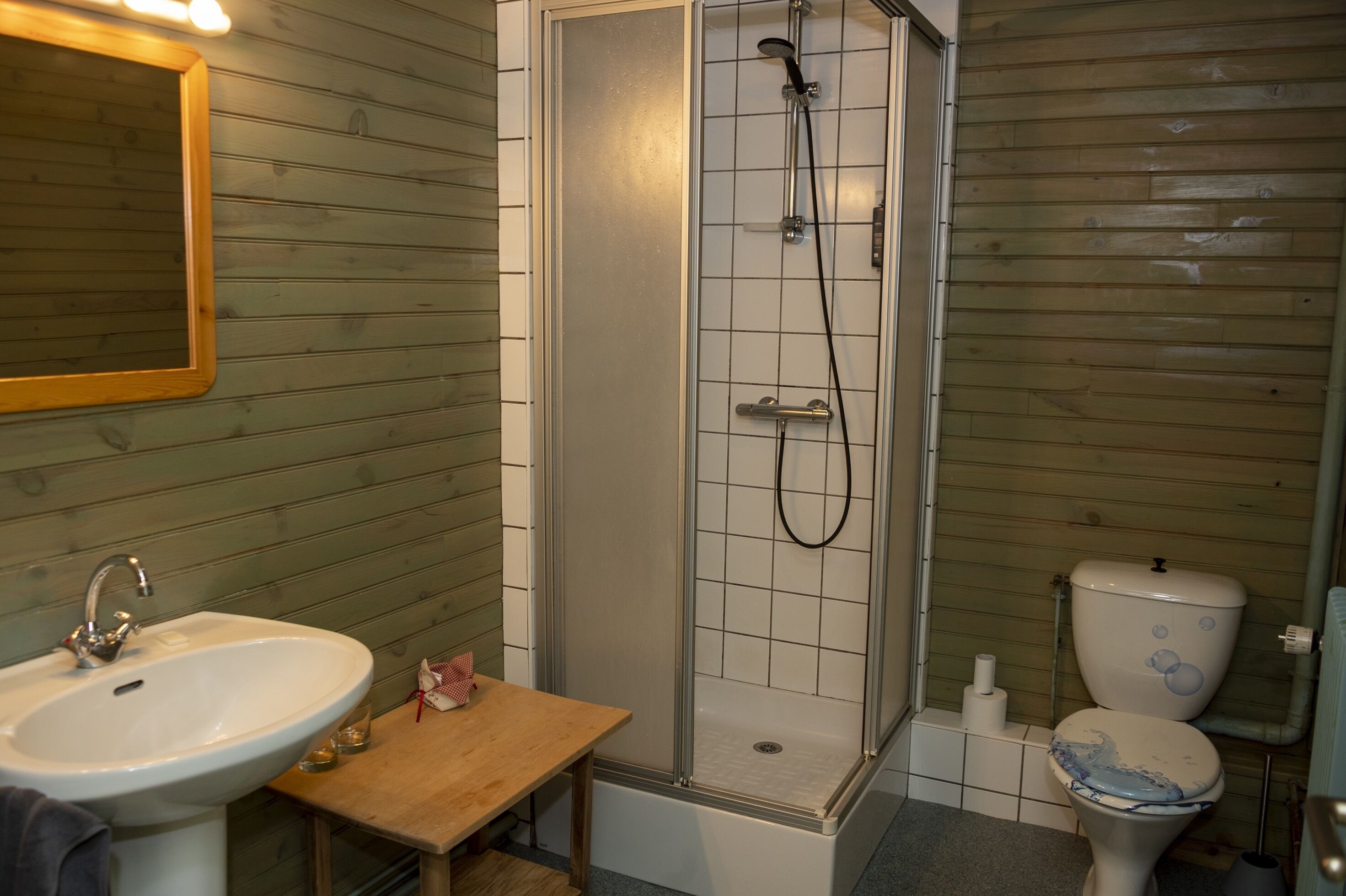 Family Room, Multiple Beds, Non Smoking | Bathroom | Deep soaking tub, towels