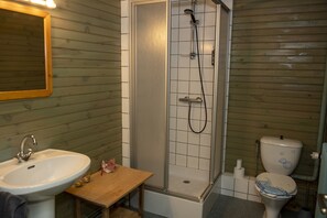 Chambre familiale, Plusieurs lits, non-fumeur | Salle de bain | Baignoire profonde, serviettes fournies