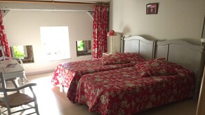 Phòng đôi tiện nghi đơn giản, 2 giường đơn, không hút thuốc