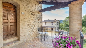 Romantic Suite | Desk, laptop workspace, iron/ironing board, free WiFi