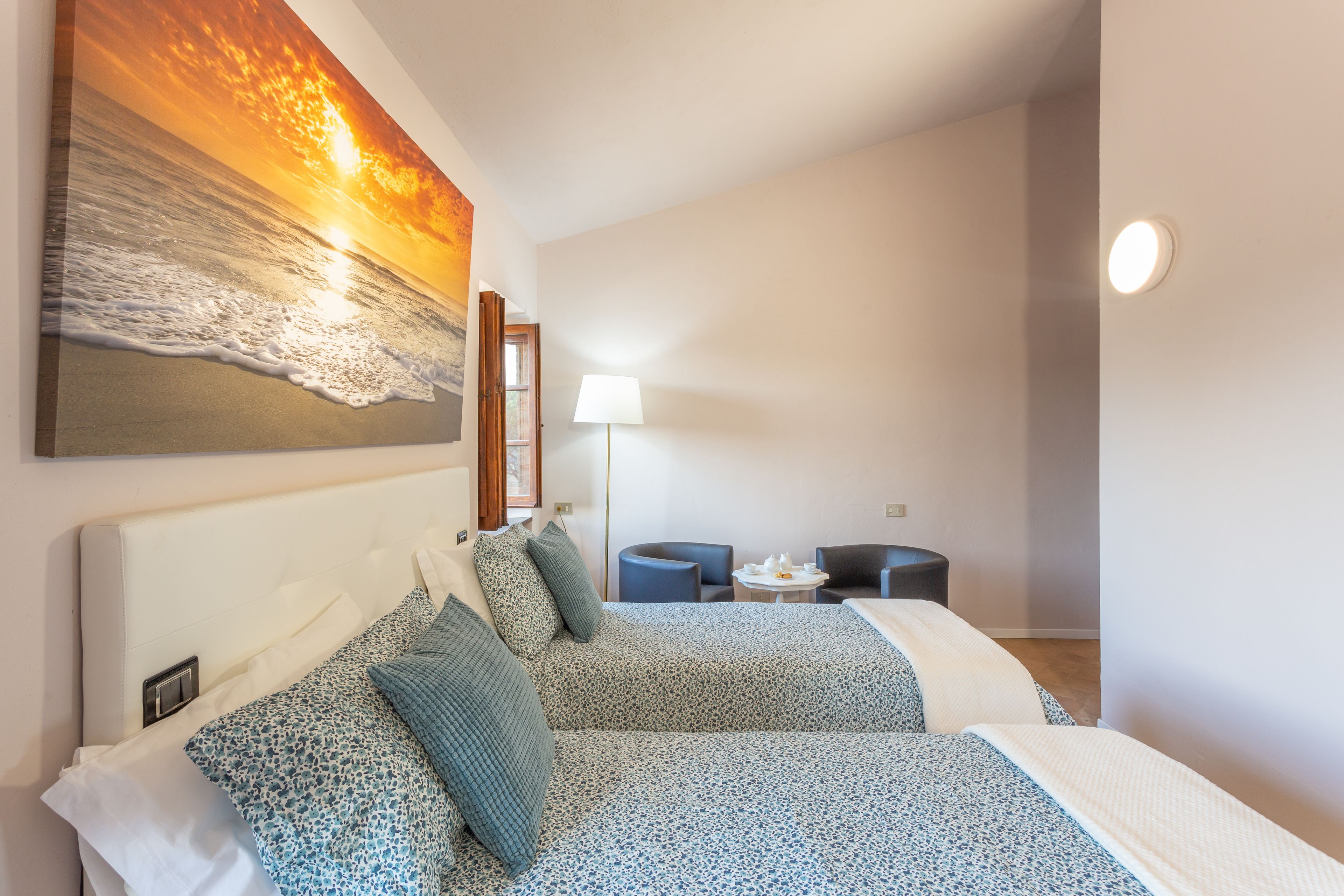 Desk, laptop workspace, iron/ironing board, free WiFi