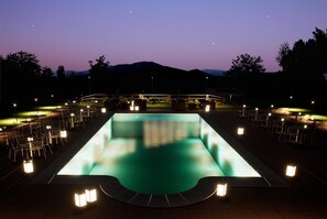 Seasonal outdoor pool, open 8:00 AM to 7:00 PM, pool umbrellas - Borgo Pulciano Agriturismo (Montone)