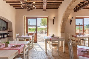 Food court - Borgo Pulciano Agriturismo (Montone)