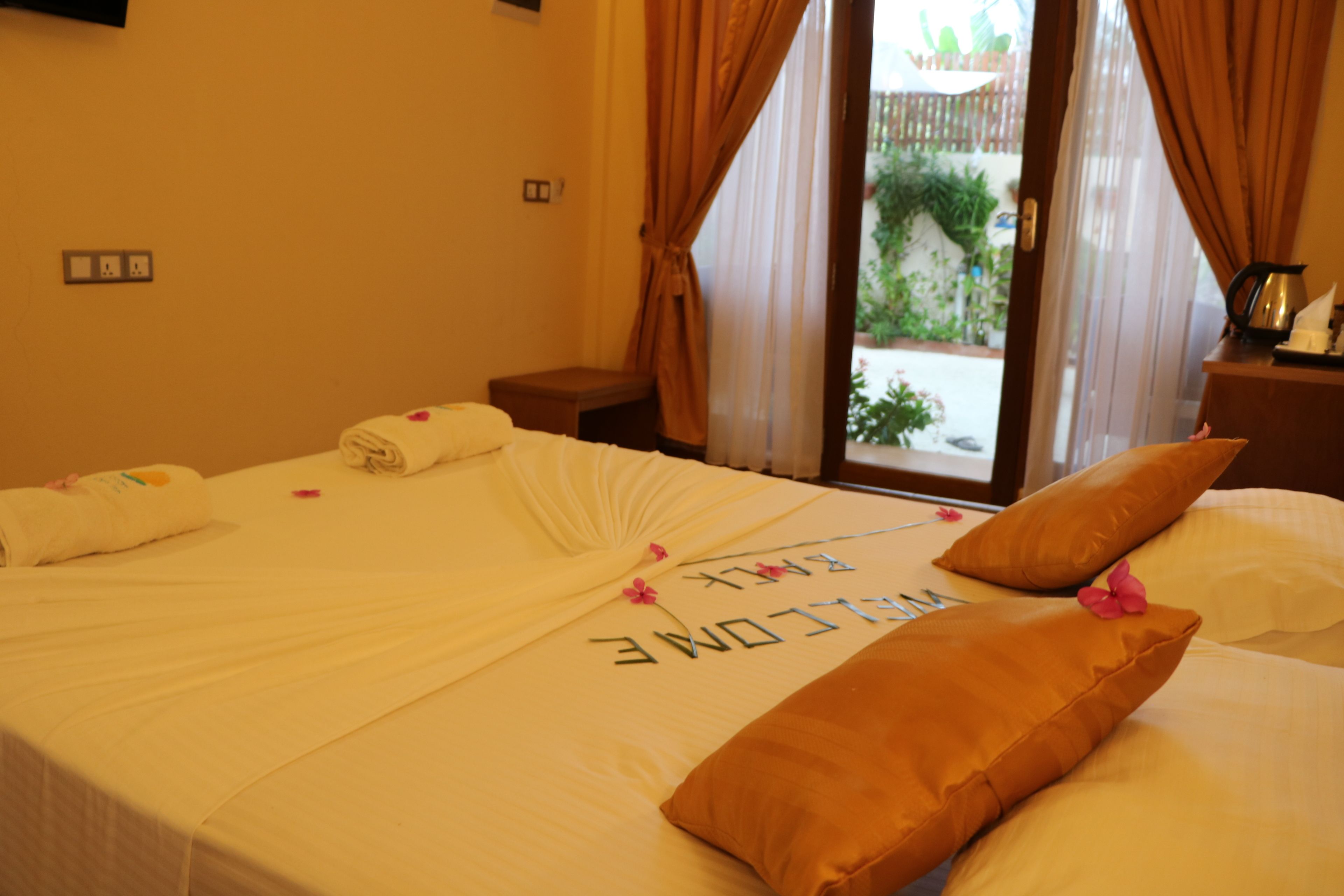 Quarto casal luxo, vista para o jardim | 5 quartos, roupas de cama premium, camas Select Comfort