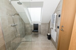 Een douche, gratis toiletartikelen, een haardroger, handdoeken