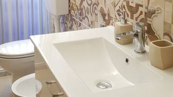 Superior-Dreibettzimmer | Badezimmer | Dusche, Haartrockner, Handtücher