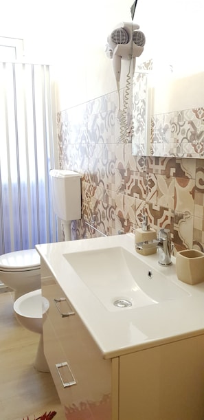 Superior-Dreibettzimmer | Badezimmer | Dusche, Haartrockner, Handtücher