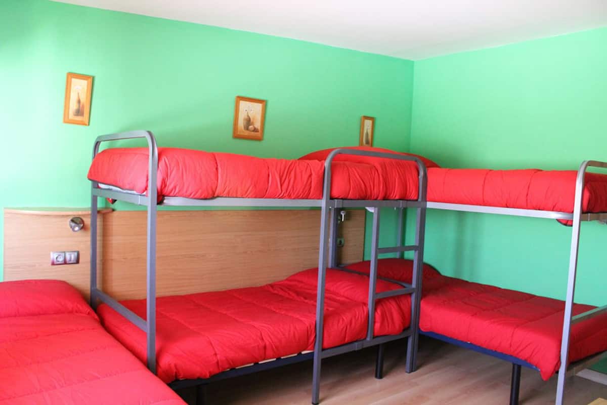 Chambre Familiale (2) | Rideaux occultants, Wi-Fi gratuit, draps fournis
