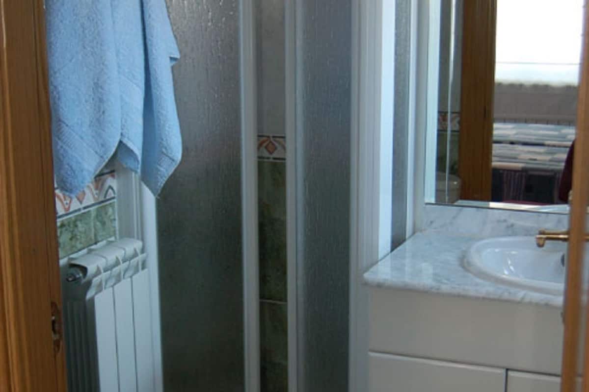 Douche, douche à « effet pluie », sèche-cheveux, serviettes fournies