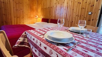 Standard Studio (3 people) | Blackout curtains, free WiFi, bed sheets