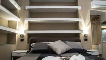 Chambre Triple Deluxe, baignoire à jets (Picasso) | Minibar, décoration personnalisée, bureau, rideaux occultants
