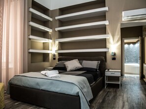Minibar, decoración personalizada, escritorio y cortinas blackout 