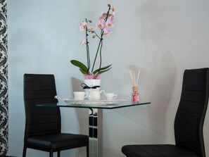 Classic Triple Room, Balcony (Kandinsky) | Room amenity - Art In B&B (Salerno)