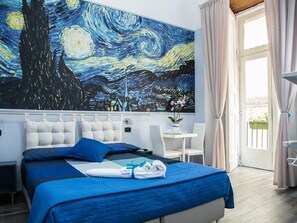 Camera Classic con letto matrimoniale o 2 letti singoli, balcone (Van Gogh) | Minibar, con stile personalizzato, una scrivania, tende oscuranti