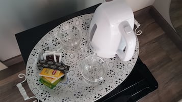 Minibar, decoración personalizada, escritorio y cortinas blackout