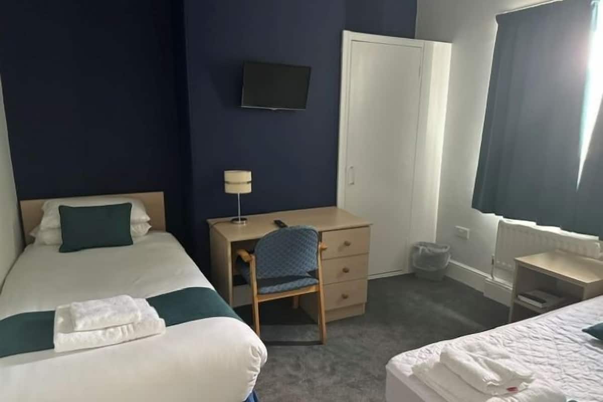 Familien-Vierbettzimmer | Schreibtisch, Bügeleisen/Bügelbrett, kostenloses WLAN, Bettwäsche