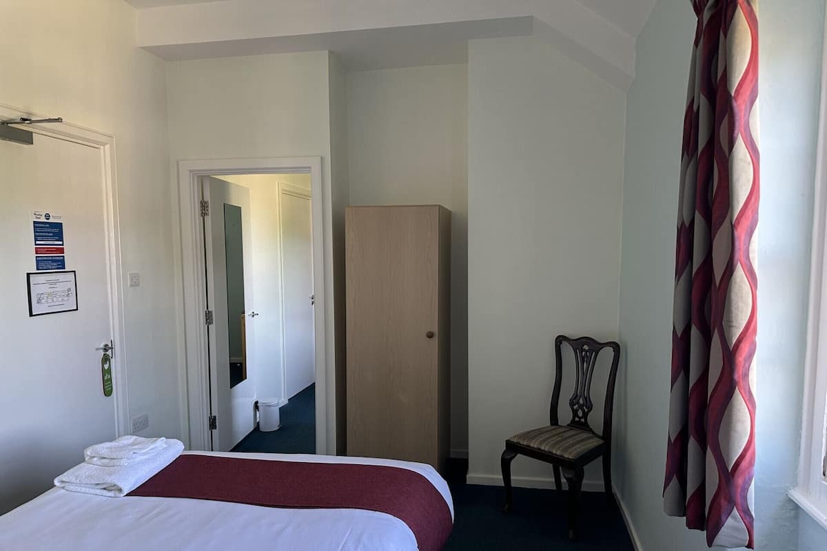 Escritorio, tabla de planchar con plancha, wifi gratis y ropa de cama