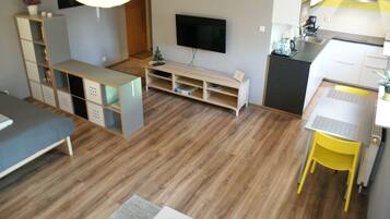 Cortinas blackout, tabla de planchar con plancha y cunas gratuitas