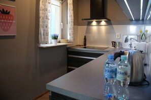 Kylskåp, mikrovågsugn, spishäll och diskmaskin