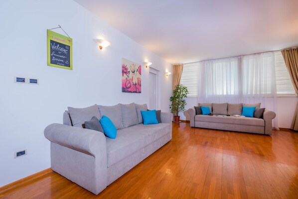 Deluxe Apartment | Living area | Flat-screen TV, Netflix