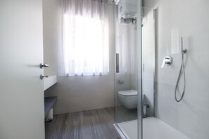 Suihku, ilmaiset hygieniatuotteet, hiustenkuivaaja, pyyhkeet