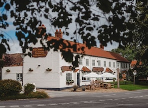 Exterior - The Crown Inn, Roecliffe (York)