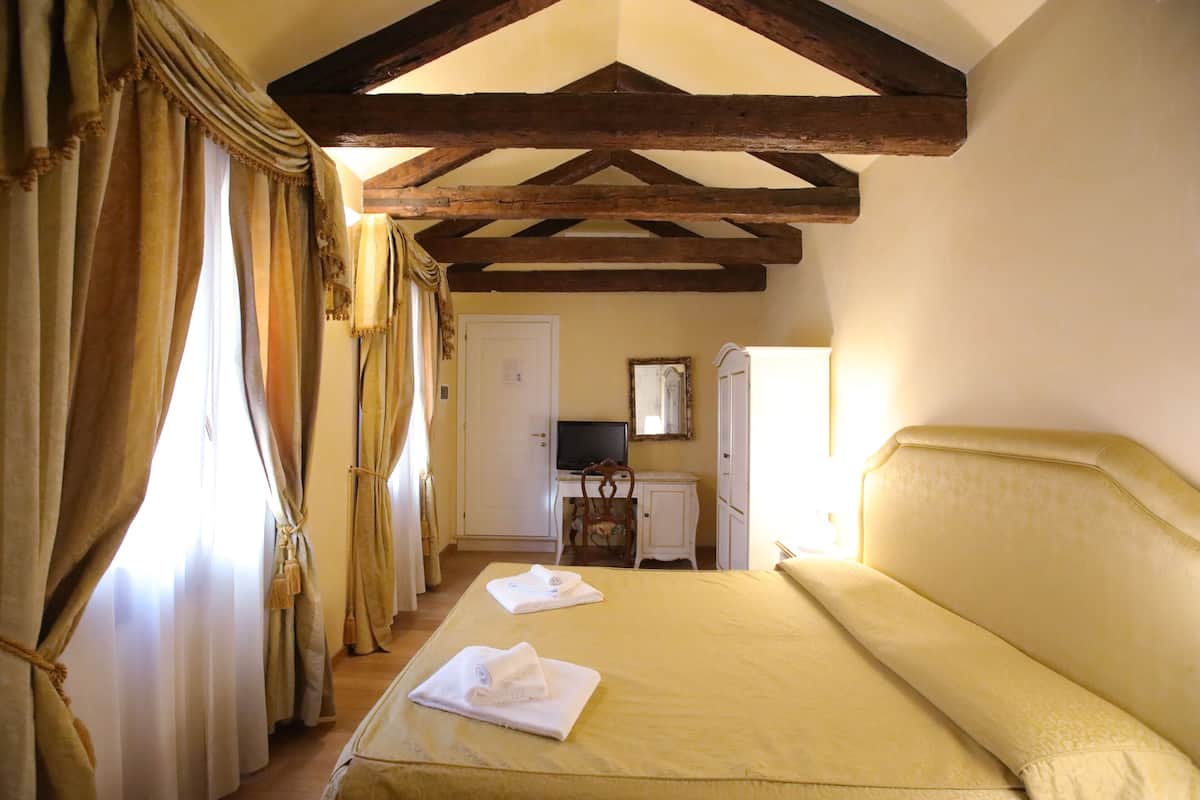 Un dormitorio con cama, escritorio, silla y armario.