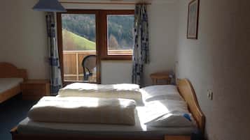 Escritorio, wifi gratis y ropa de cama