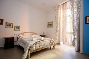 Chambre Quadruple Deluxe, balcon, vue ville | Draps en coton égyptien, literie de qualité supérieure