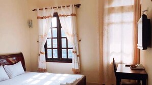 ميني بار وخزنة داخل الغرفة ومكتب وواي فاي مجانًا