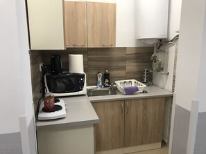 Nevera en la zona común y microondas en la zona común