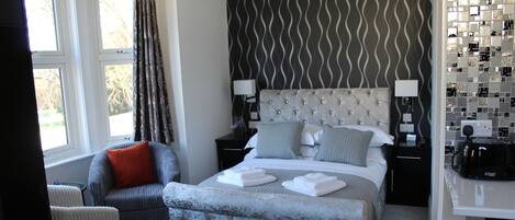 Geluiddichte muren, een strijkplank/strijkijzer, gratis wifi, beddengoed