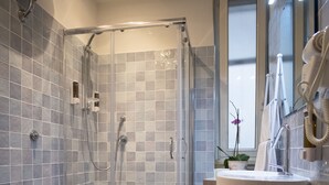 Doppel- oder Zweibettzimmer, eigenes Bad | Badezimmer | Dusche, kostenlose Toilettenartikel, Handtücher