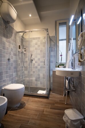 Doppel- oder Zweibettzimmer, eigenes Bad | Badezimmer