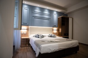 In-room safe, desk, blackout curtains, iron/ironing board - Boutique Stop and Sea Guesthouse (Rome)