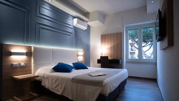 Deluxe-Doppelzimmer | Zimmersafe, Schreibtisch, Verdunkelungsvorhänge, Bügeleisen/Bügelbrett