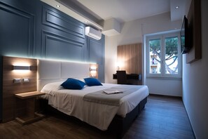 Deluxe Double Room | In-room safe, desk, blackout drapes, iron/ironing board (on request) - Boutique Stop and Sea Guesthouse (Rome)