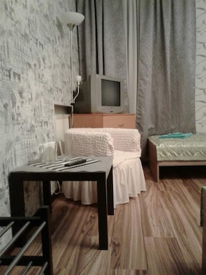 Individually furnished, blackout curtains, iron/ironing board, free WiFi