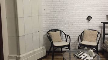 Kahden hengen perhehuone, 1 keskisuuri parisänky ja vuodesohva | Yksilöllisesti kalustettu, pimennysverhot, silitysrauta/-lauta