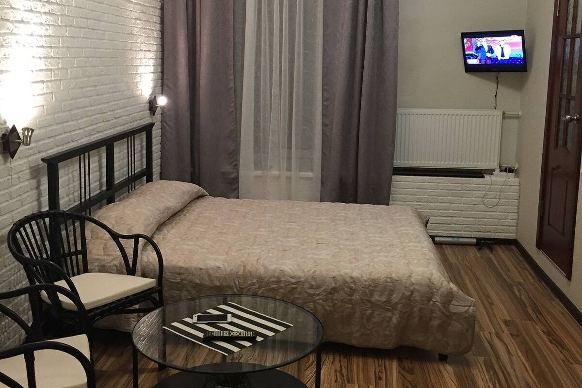 Individually furnished, blackout curtains, iron/ironing board, free WiFi